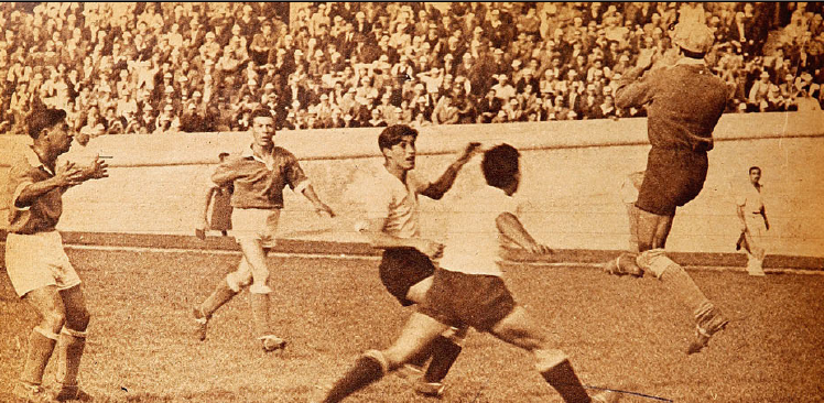 Colo-Colo frente a Universidad de Chile en 1947